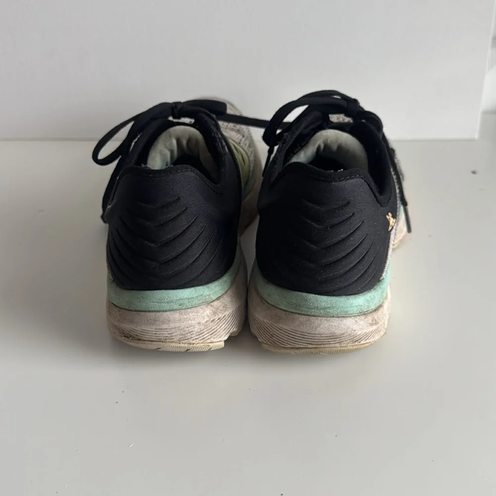 New Balance 860 Running Shoes Size 8 worn but still have some miles left in them - Picture 4 of 6